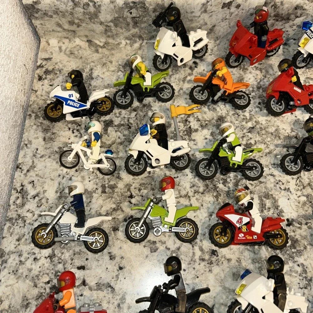 Lego‎ City Motorcycle & Bike Lot Of 40 With Riders Police, Racers, Huge Lot